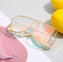 Load image into Gallery viewer, Oversized RiRi sunglasses
